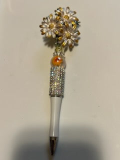 Daisy bouquet on white pen