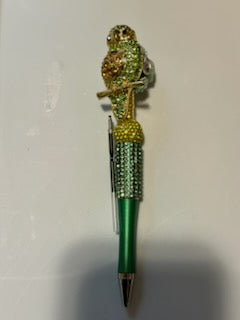 Green parrot pen